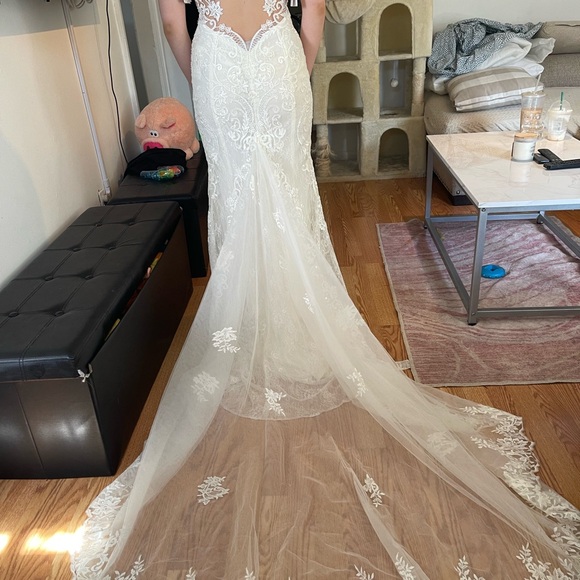 David’s Bridal Galina Signature Wedding dress. Never worn. - Picture 2 of 9